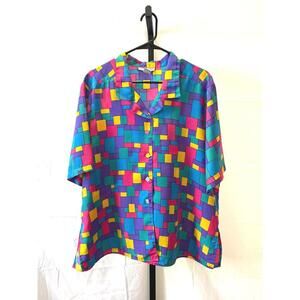 Women's 16W Short Sleeve Button-Up Shirt with Colorful Geometric Pattern